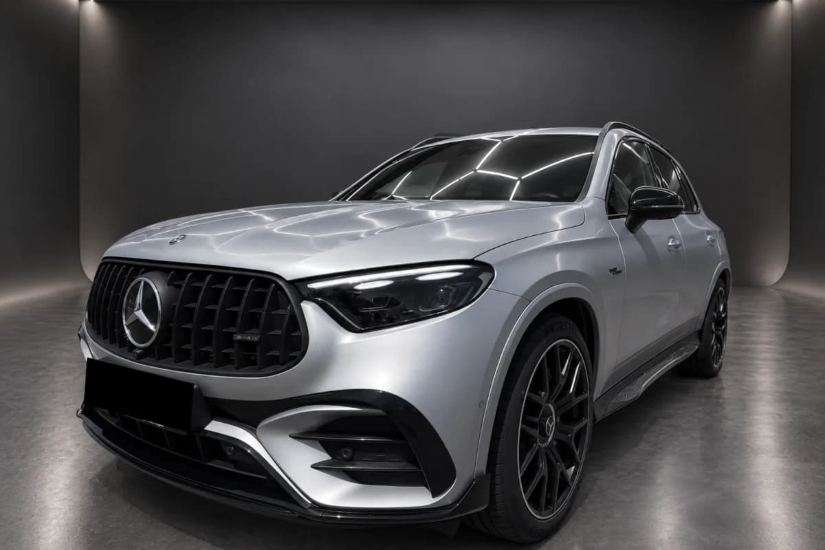 Mercedes-AMG GLC 63, front three-quarter view: photo in front of the dealership, then the same shot in the studio